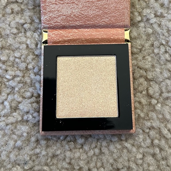 ESSENCE Pure Nude Highlighter- Popping Champagne - Picture 3 of 3
